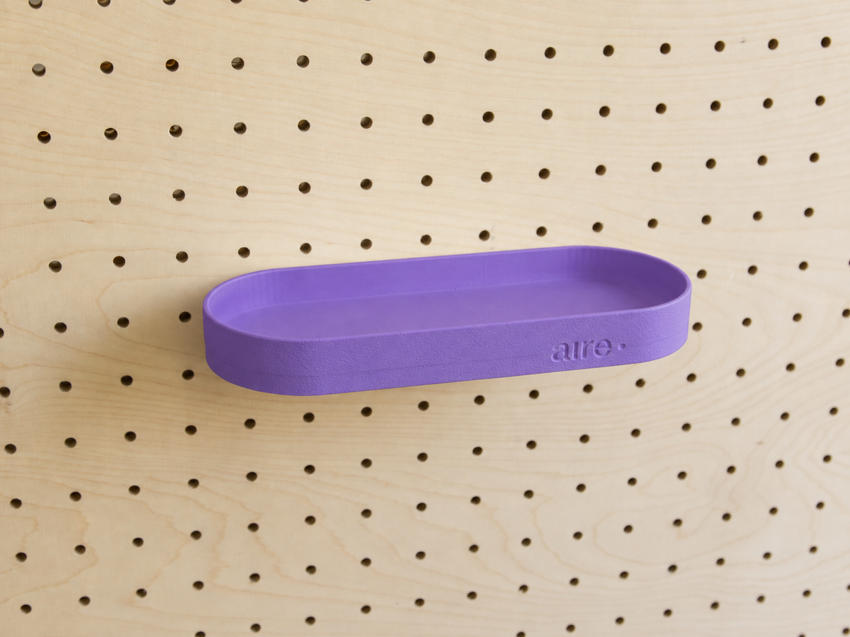 Étagère avec rebords arrondie violette sur pegboard en bouleau