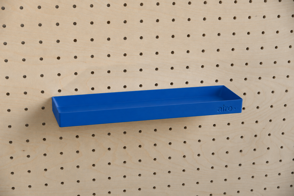 Étagère avec rebords droite bleue sur pegboard en bouleau