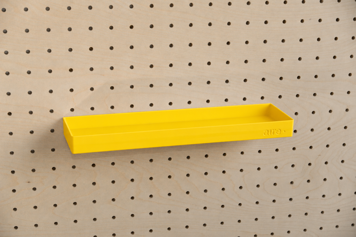 Étagère avec rebords droite jaune sur pegboard en bouleau
