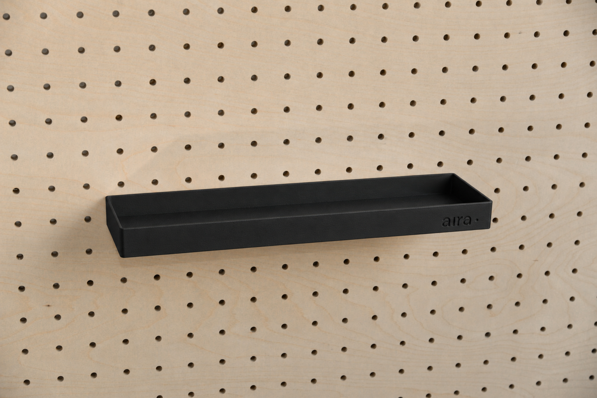 Étagère avec rebords droite noire sur pegboard en bouleau