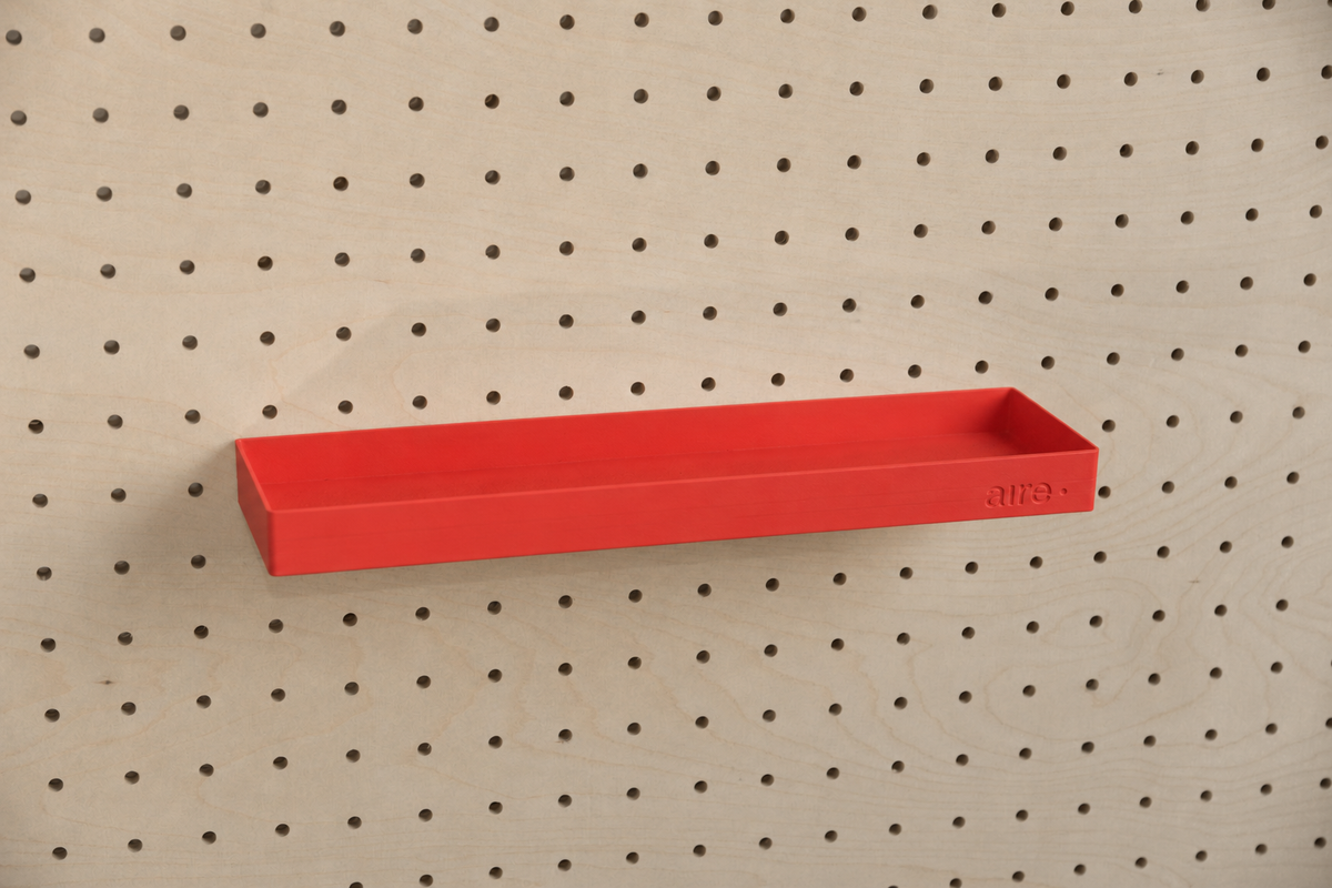 Étagère avec rebords droite rouge sur pegboard en bouleau