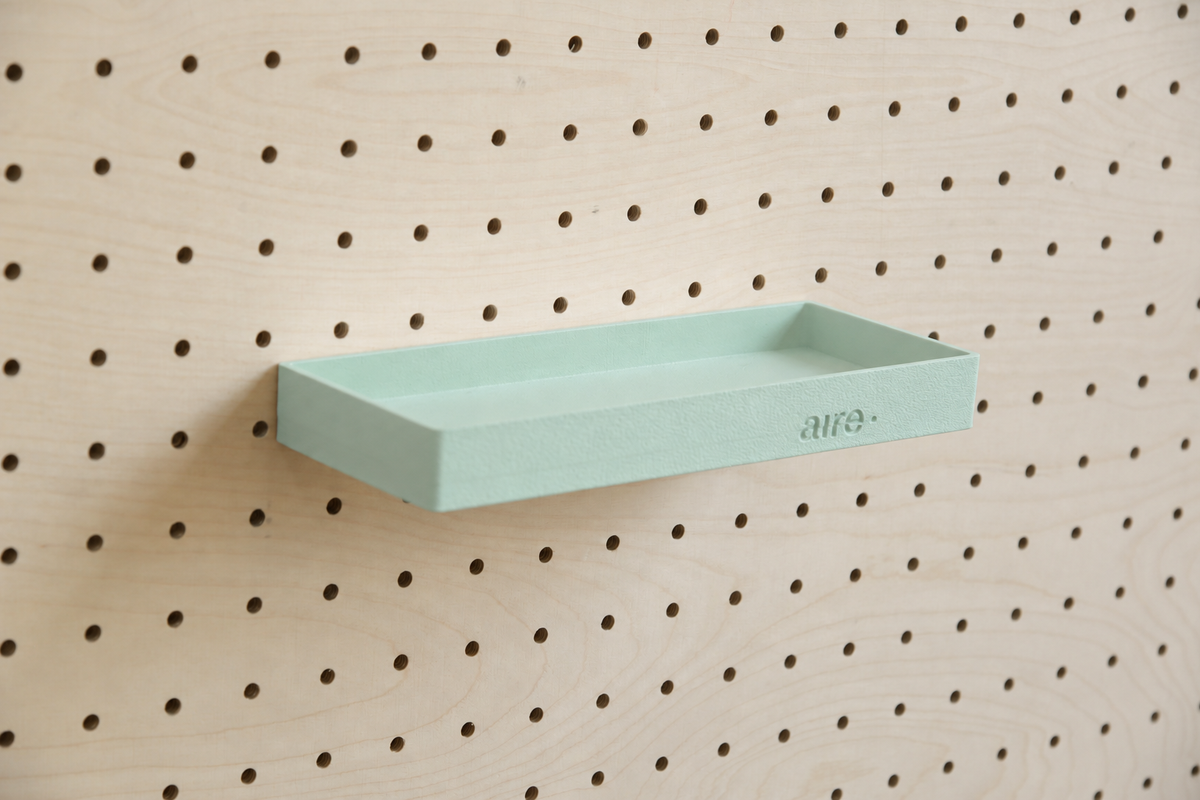 Étagère avec rebords droite vert d'eau sur pegboard en bouleau