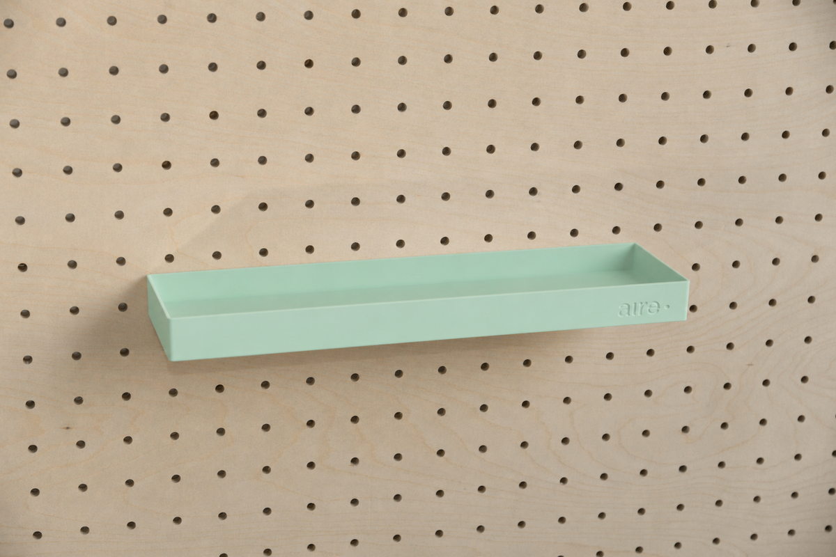 Étagère avec rebords droite vert d'eau sur pegboard en bouleau