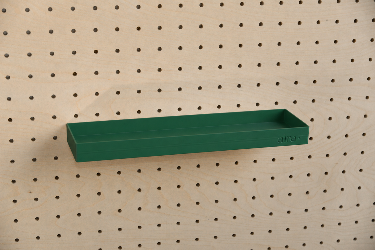 Étagère avec rebords droite vert sapin sur pegboard en bouleau