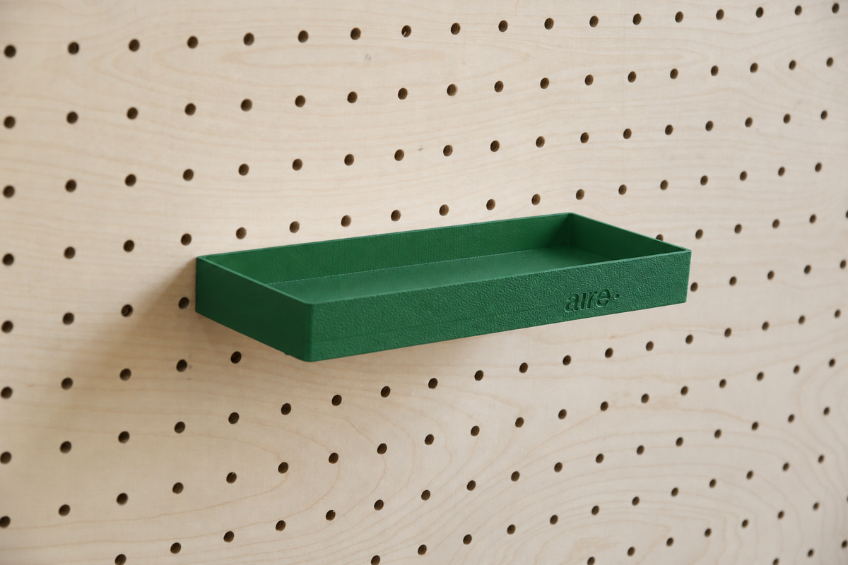 Étagère avec rebords droite vert sapin sur pegboard en bouleau