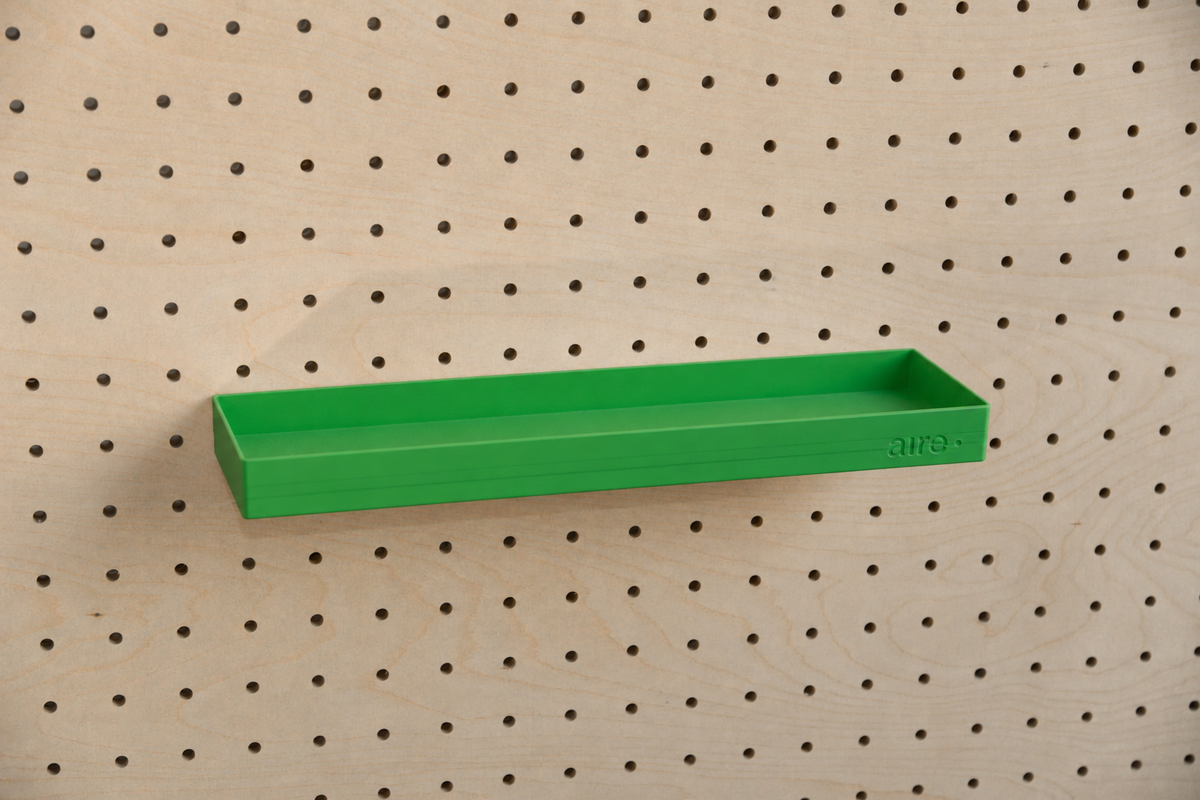Étagère avec rebords droite verte sur pegboard en bouleau
