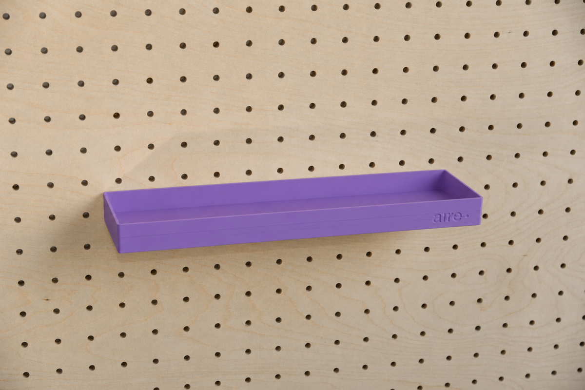 Étagère avec rebords droite violette sur pegboard en bouleau