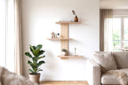 Étagère murale pegboard vertical en frêne près d'un canapé