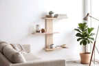 Pegboard vertical 12 x 69 cm avec 3 tablettes en frêne dans un salon