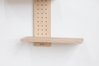 Détail d'une tablette en frêne sur pegboard vertical