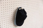 Deux casquettes superposées sur le support casquette mural Aire pour pegboard