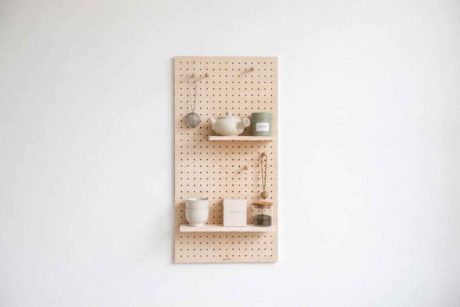 Pegboard aire pour un coin thé avec tasses et accessoires