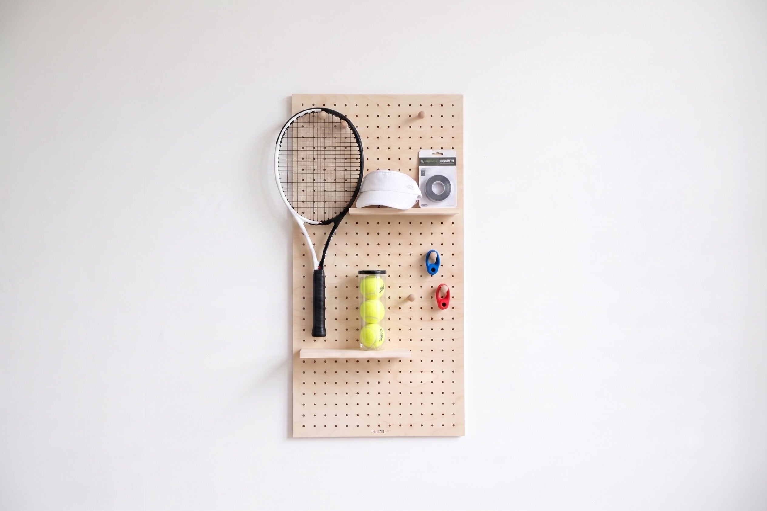 Pegboard aire avec équipement de tennis suspendu