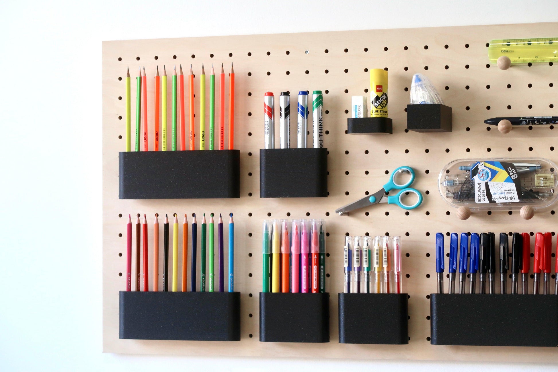 Tout-en-un : le Kit Pegboard 96 x 48 cm + set de bureau : parfait pour un bureau organisé et stylé - Quark