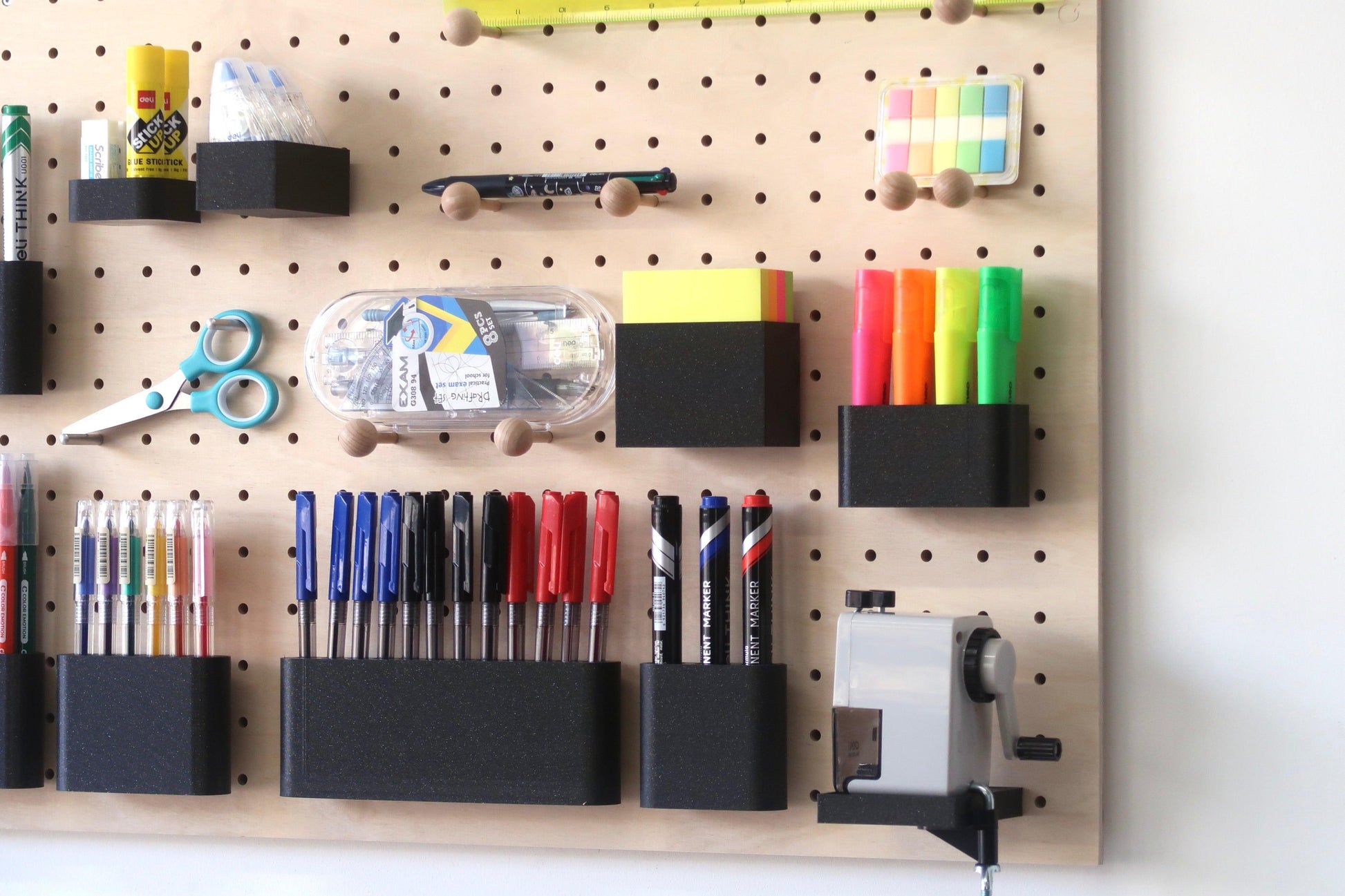 Tout-en-un : le Kit Pegboard 96 x 48 cm + set de bureau : parfait