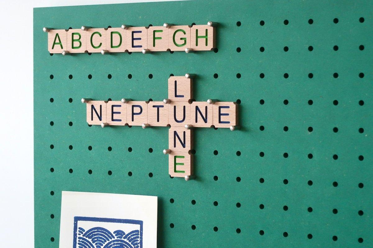 Lettres en bois pour Pegboard façon Scrabble - Quark