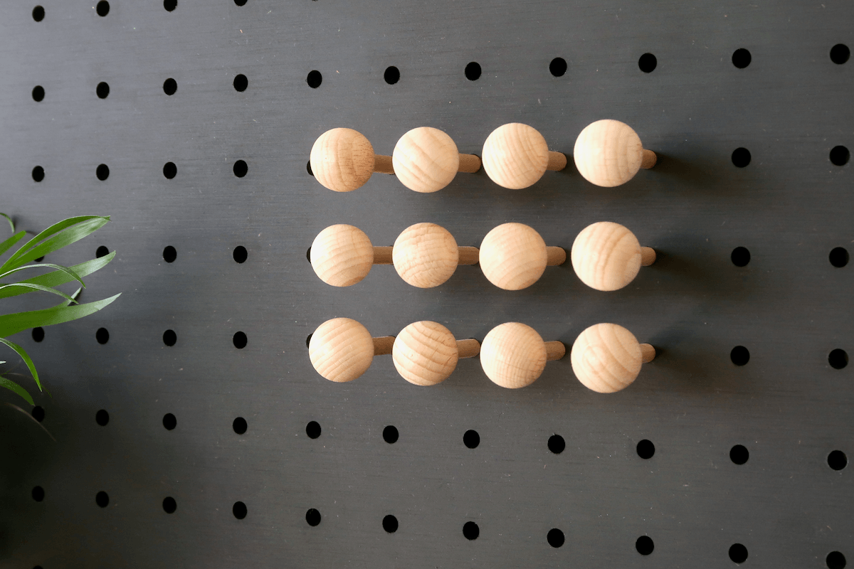 Panneau perforé Pegboard - Étagère murale modulaire en bois - 48 cm - Noir - Quark