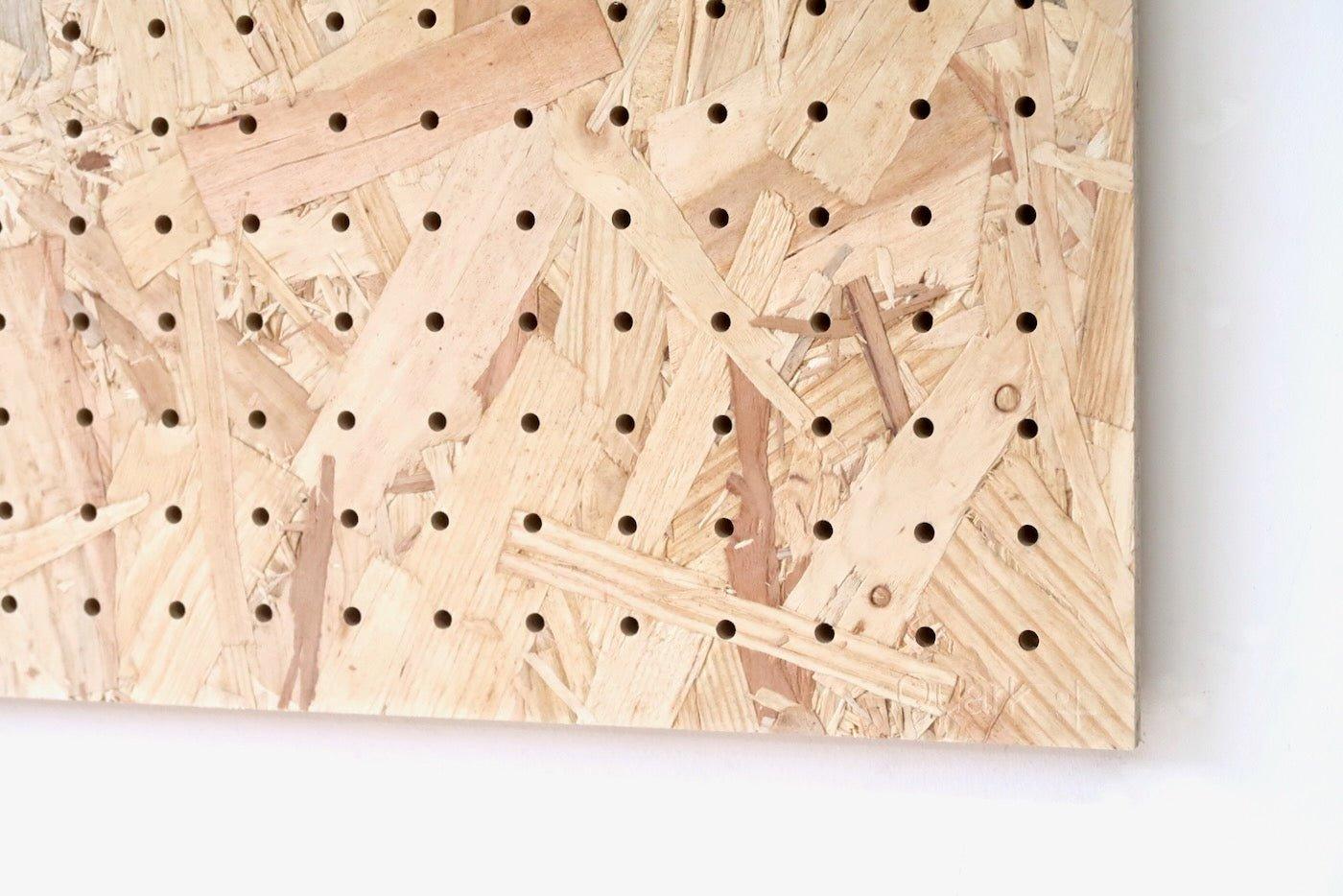 Pegboard éclats de bois en 48 cm - Panneau perforé en OSB nature - Quark