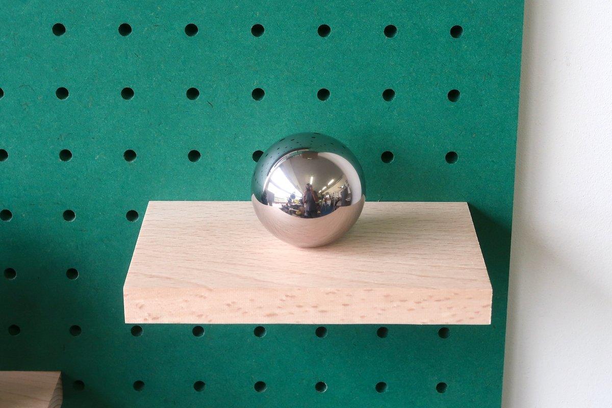 Quarkosphère - Sphère en Métal Polie décorative et sa plateforme - Quark