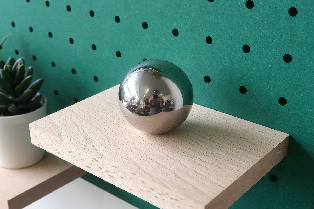 Quarkosphère - Sphère en Métal Polie décorative et sa plateforme - Quark